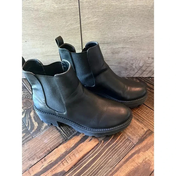 Urban Outfitters Black Leather Chelsea Booties Women’s 7 Neutral Fall Winter - Picture 1 of 10